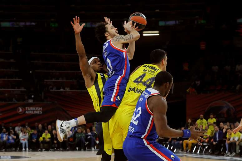El escolta americano del Anadolu Efes, Shane Larkin (c), es marcado por el también escolta americano del Fenerbahce Ali Muhammed (2d) y el pívot turco Ahmet Duverioglu (i), durante el partido de semifinal de Final Four de la Euroliga, que se disputa hoy en el Buesa Arena de Vitoria. EFE
