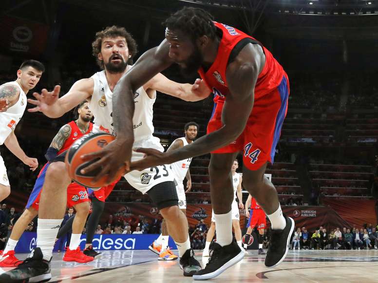 El ala-pívot estadounidense del CSKA de Moscú Othello Hunter (d) salva un balón junto a Sergio Llull, del Real Madrid, durante la Final a cuatro de la EuroLiga que Real Madrid y CSKA de Moscú disputan en Vitoria. EFE/Juan Carlos Hidalgo.