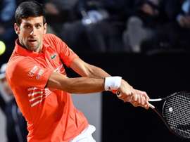 El serbio Novak Djokovic en acción contra el argentino Juan Martin Del Potro, disputan el partido de cuartos de final en el Open de Roma. EFE