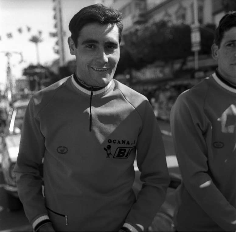 El ciclista español Luis Ocaña espera el inicio de la contrarreloj, en la Vuelta Ciclista a España de 1971. EFE/Archivo