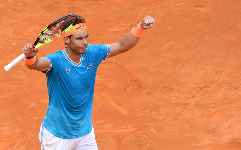 El español Rafa Nadal devuelve la pelota en su partido de semifinales de Roma ante el griego Stefanos Tsitsipas. E/EPA