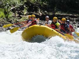 Registro de varias personas al participar de la práctica del rafting en el río Pacuare, en la provincia de Limón (Costa Rica). EFE/Archivo