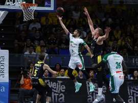 El base del Unicaja Málaga, Jaime Fernández, encesta ante la presión del pivot del Iberostar Tenerife, Colton Iverson, durante el partido este sábado entre ambos clubes en la jornada 33 de la Liga Endesa. EFE