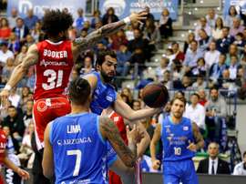 El escolta brasileño del San Pablo Víctor Benítez (c), intenta dar un pase a Augusto Lima (2i), ante el base estadounidense del UCAM Murcia Askia Booker (i), durante el partido de baloncesto de la liga Endesa correspondiente a la jornada trigésima tercera disputado en Coliseum Burgos. EFE