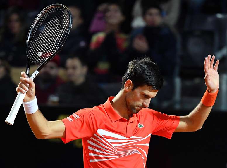 El tenista serbio Novak Djokovic reacciona tras conseguir un punto ante el argentino Diego Schwartzman en Roma, Italia. EFE/EPA