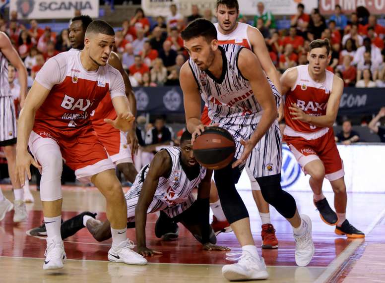 El escolta de Montakit Fuenlabrada, Marc Garcia (d), con el balón ante el jugador danés del Baxi Manresa, Gabriel Lundber, durante el partido de la liga ACB que han disputado en el pabellón Nou Congost. EFE