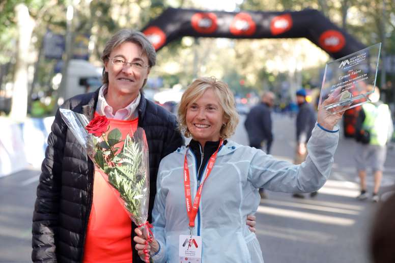 Imagen de archivo del 18 de octubre de 2018 de la atleta Carmen Valero (d), junto a primera teniente de alcalde de Madrid, Marta Higueras, antes de participar en la media maratón de la Mujer celebrada en Madrid. EFE/Archivo
