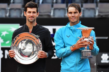 Los tenistas Rafael Nadal (d), con el trofeo de campeón, y el serbio Novak Djokovic, segundo, en Roma. EFE/EPA