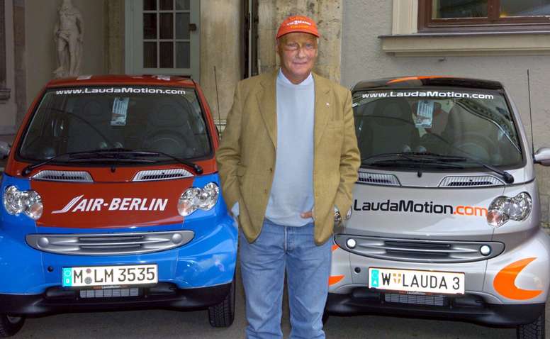 Fotografía de archivo realizada el 29 de septiembre de 2004 que muestra al expiloto de Fórmula Uno Niki Lauda durante la presentación de un servicio de alquiler de coches en Múnich (Alemania). EFE
