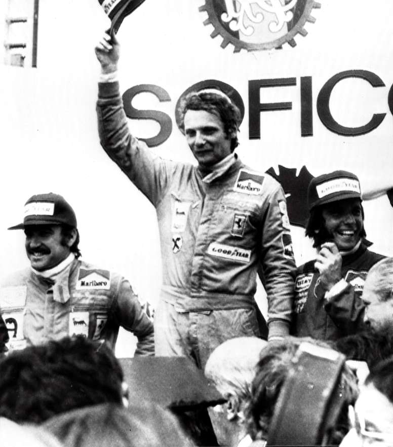 Fotografía de archivo realizada el 28 de abril de 1974 que muestra a los entonces pilotos de Fórmula Uno Clay Regazzoni (i), Niki Lauda (c) y Emerson Fitipaldi en el podio del Gran Premio de España celebrado en el Jarama. EFE/Archivo