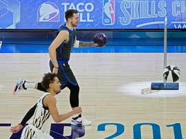 En la imagen, el alero esloveno Luka Doncic (arriba), de los Mavericks de Dallas, y el base Trae Young (abajo), de los Hawks de Atlanta. EFE/Archivo