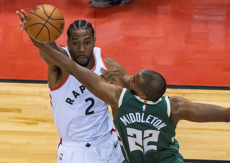 Kawhi Leonard (i) de Toronto Raptors en acción ante Khris Middleton (d) de Milwaukee Bucks, durante el cuarto juego por las Finales de la Conferencia Este de la NBA, entre los Toronto Raptors y Milwaukee Bucks, este martes, en el Scotiabank Arena de Toronto (Canadá). EFE