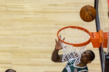 Serge Ibaka (i) de Toronto Raptors en acción ante Eric Bledsoe (d) de Milwaukee Bucks, durante el cuarto juego por las Finales de la Conferencia Este de la NBA, entre los Toronto Raptors y Milwaukee Bucks, este martes, en el Scotiabank Arena de Toronto (Canadá). EFE