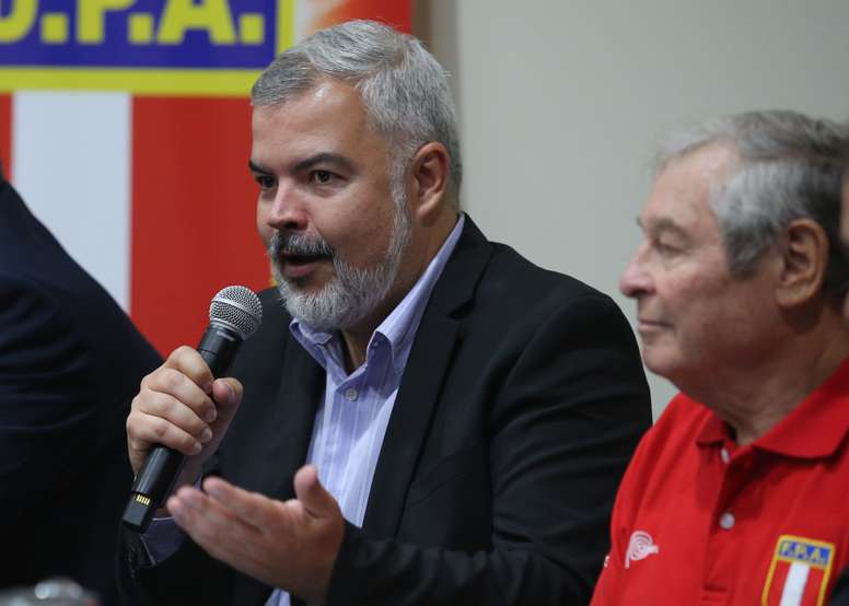 El presidente electo de la Confederación Sudamericana de Atletismo (Consudatle), Helio Gesta de Melo (izq), y el presidente de la Federación Deportiva Peruana de Atletismo, Gustavo Cárdenas Brou (dcha), ofrecen este miércoles una rueda de prensa, en Lima (Perú). EFE