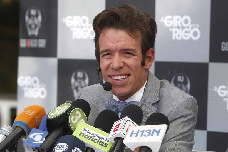 El ciclista colombiano Rigoberto Urán habla durante una rueda de prensa por la inauguración de la primera tienda de su marca de ropa deportiva Go Rigo Go este miércoles, en Medellín (Colombia) . EFE