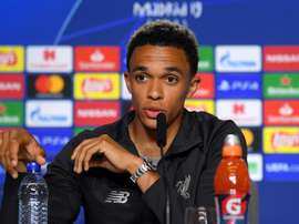 Trent fait du rentre dedans à Jadon Sancho. EFE