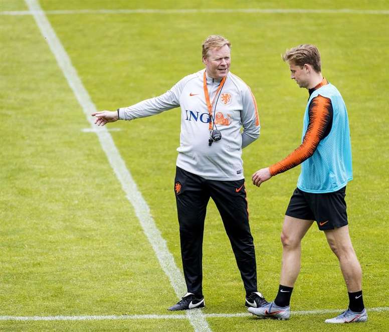 Koeman Fantasea Con El Barca Y Discute La Posicion De De Jong Besoccer