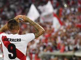 Jogador peruano Paolo Guerrero já marcou três vezes em jogo contra a Bolívia. EFE/Archivo
