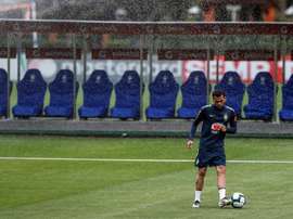 Dani Alves define Vidal e Alexis. EFE