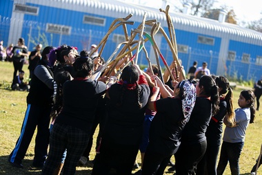 Mujeres de diferentes comunidades mapuches de la región Metropolitana de Santiago disputan este domingo un torneo de palín, en Santiago (Chile). EFE