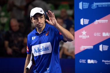 El argentino Fernando Belasteguín se retira de la pista tras sufrir una lesión durante la final del Buenos Aires Pádel Master, disputada este domingo en Buenos Aires (Argentina). EFE