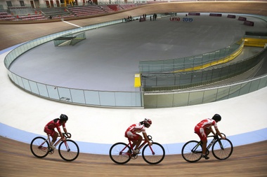 Ciclistas participan en una exhibición de carrera este lunes, durante la ceremonia de entrega del velódromo de la Villa Deportiva Nacional (Videna), en Lima (Perú). EFE