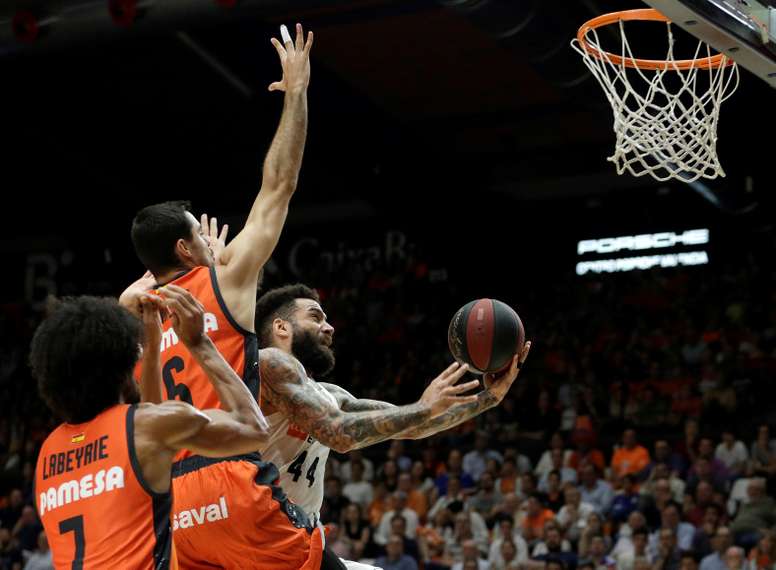 El alero sueco del Real Madrid, Jeffery Taylor (d), entra a canasta ante los jugadores del Valencia Basket, Alberto Abalde (c) y el francés Louis Labeyrie, durante el tercer partido del playoff de semifinales de la Liga Endesa que se ha disputado en la Fuente de San Luis, en Valencia. EFE