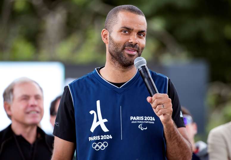 En la imagen un registro del base francés Tony Parker, de 37 años, quien escribió ¡Fue un viaje increíble! Incluso en mis sueños más imposibles, nunca pensé que viviría todos esos momentos increíbles con la NBA y la Selección Nacional de Francia. EFE/Archivo