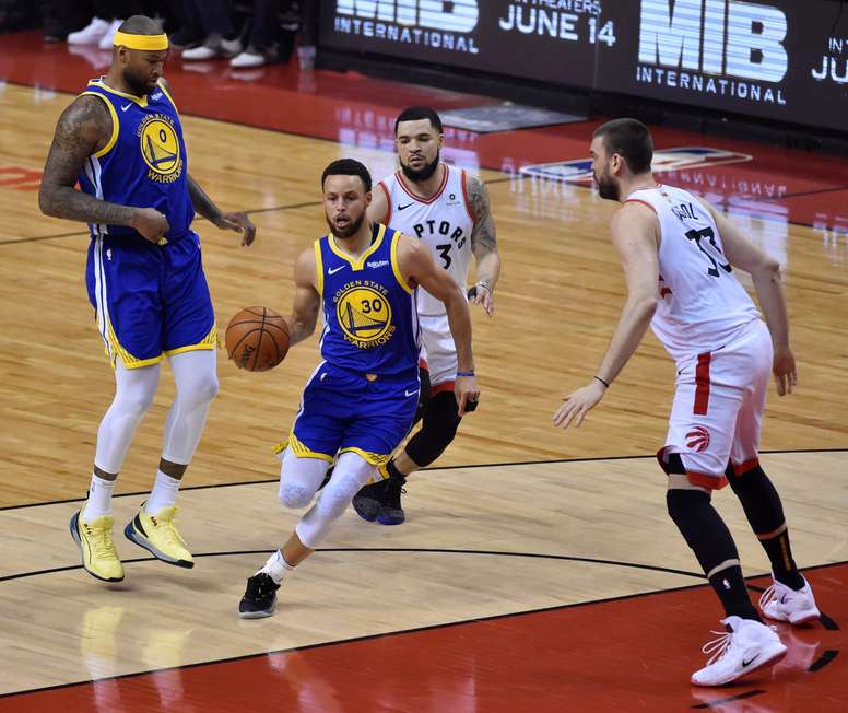 Los Golden State Warriors guardan a Stephen Curry (c) en acción contra los Toronto Raptors en el juego de baloncesto de las finales de la NBA entre los Golden State Warriors y los Toronto Raptors en el Scotiabank Arena en Toronto, Canadá, el 10 de junio de 2019. EFE