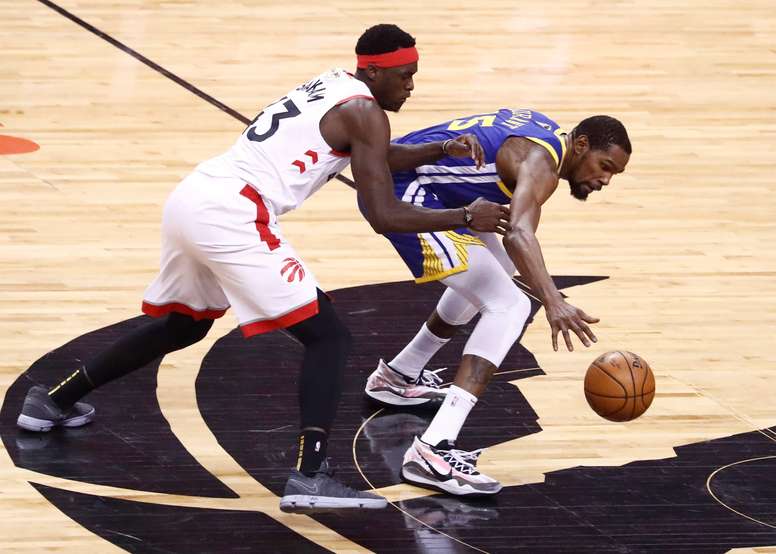 El jugador de los Golden State Warriors Kevin Durant (d) en acción contra Pascal Siakam (i), de los Toronto Raptors, en el juego de baloncesto de las finales de la NBA entre los Golden State Warriors y los Toronto Raptors en el Scotiabank Arena en Toronto, Canadá. EFE