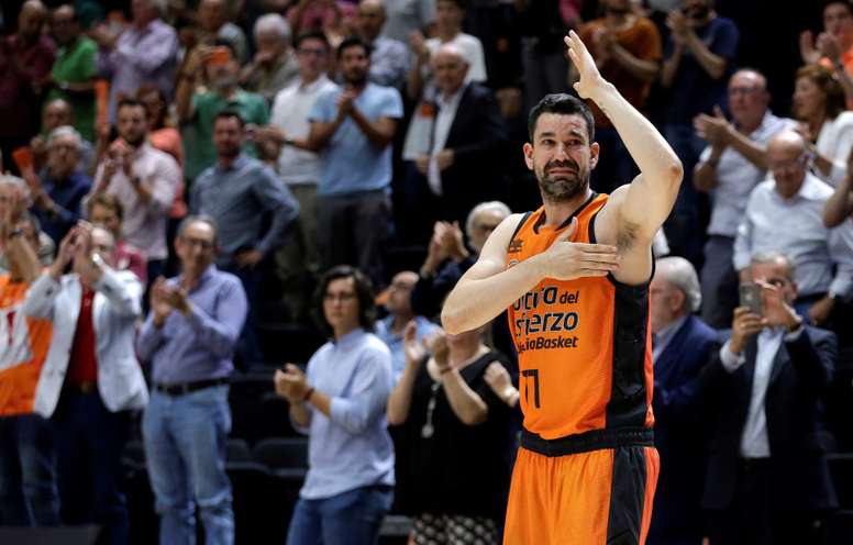 El escolta del Valencia Basket, Rafa Martínez, durante el tercer partido del playoff de semifinales de la Liga Endesa que Valencia Basket y Real Madrid disputaron en la Fuente de San Luis, en Valencia. EFE