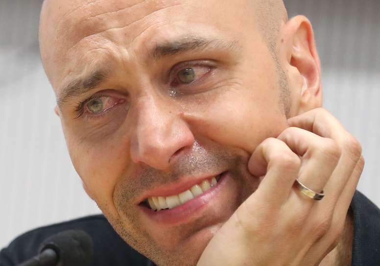 GRAFCAN4441. LAS PALMAS DE GRAN CANARIA, El base y uno de los capitanes del Herbalife Gran Canaria Albert Oliver se despidió este martes del club y sus aficionados en una rueda de prensa entre lágrimas de emoción. EFE