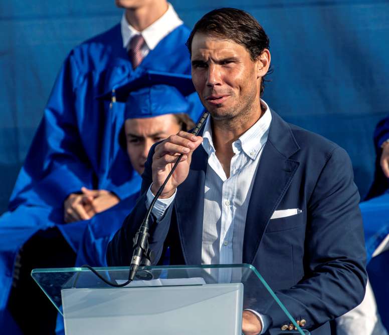 El tenista Rafa Nadal asiste a la graduación de la tercera promoción de alumnos de la Rafa Nadal Academy que han cursado sus estudios en la American International School of Mallorca en Manacor. EFE