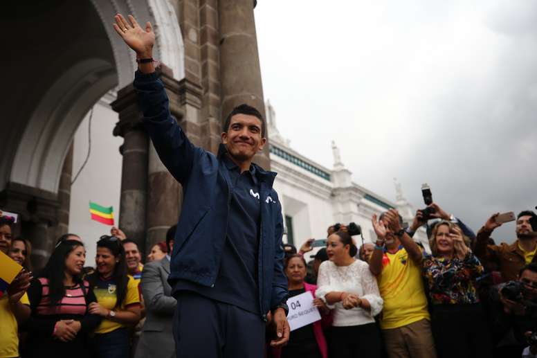 El ciclista ecuatoriano Richard Carapaz, ganador del Giro de Italia, saluda este martes a decenas de seguidores en la Plaza Grande de Quito (Ecuador). EFE