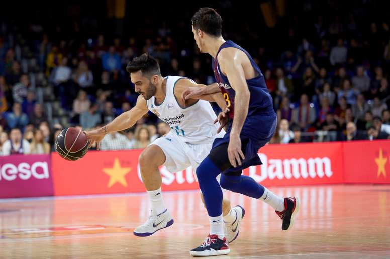 El base argentino del Real Madrid Facundo Campazzo (i) intenta superar al base francés del Barcelona Lassa, Thomas Heurtel, en el Palau Blaugrana.EFE/Archivo