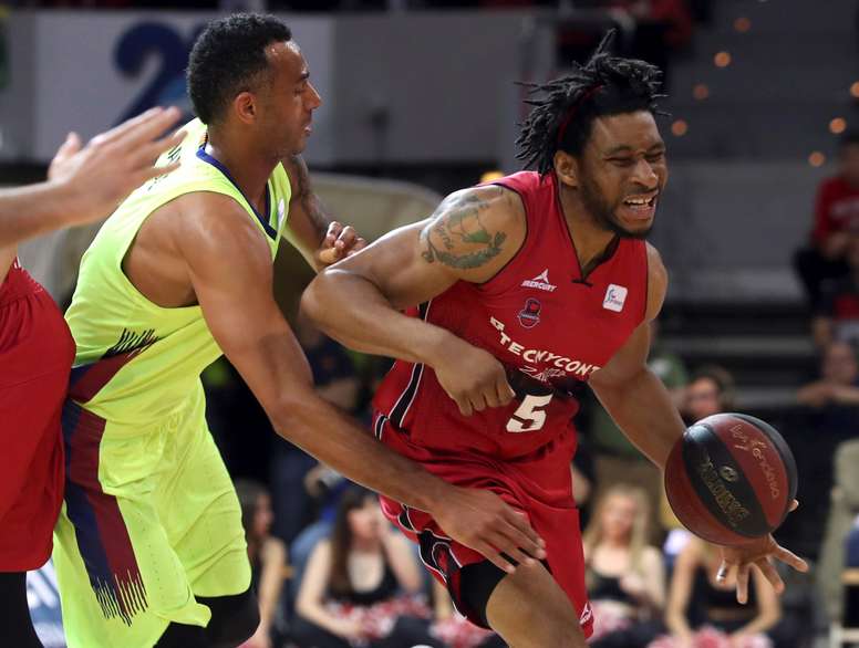 El alero estadounidense del Tecnyconta Zaragoza Stan Okoye (d) intenta superar al húngaro Adam Hanga, del FC Barcelona Lassa, durante el tercer partido de semifinales de la Liga Endesa que disputaron Tecnyconta Zaragoza y FC Barcelona Lassa en el Pabellón Príncipe Felipe, en Zaragoza. EFE