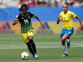 Andressa Alves Da Silva se disputant le ballon avec la jamaïcaine Den-Den Blackwood. EFE