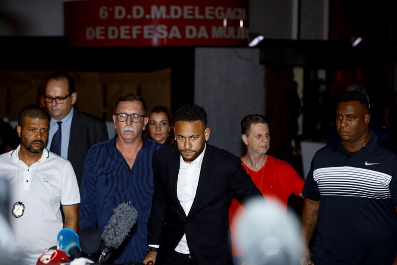Neymar alerte l'Emir du Qatar, il veut plaquer Paris — PSG Neymar alerte l'Emir du Qatar, il veut plaquer Paris — PSG
