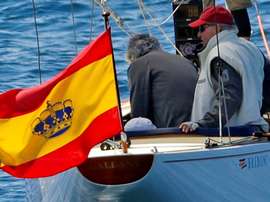 El rey Juan Carlos (d) navega abordo del Bribón, de seis metros de eslora, esta tarde en aguas de Sanxenxo, donde mañana se espera su presencia en la regata del club. El monarca, que recientemente ha renunciado la vida pública, frecuenta las rías gallegas, lugar privilegiado para practicar vela. EFE