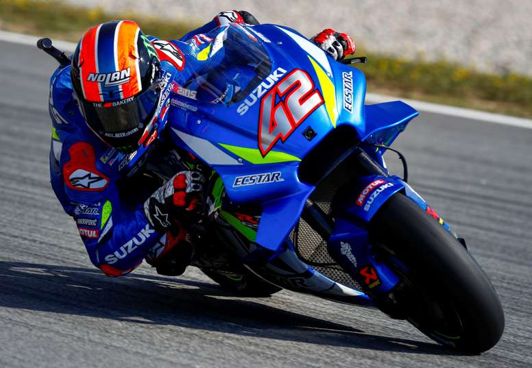 El piloto español de MotoGP, Alex Rins , del equipo Suzuki Ecstar durante la tercera sesión de entrenamientos libres en el Circuito de Barcelona-Cataluña donde mañana domingo se disputa el Gran Premio de Cataluña de Motociclismo. EFE