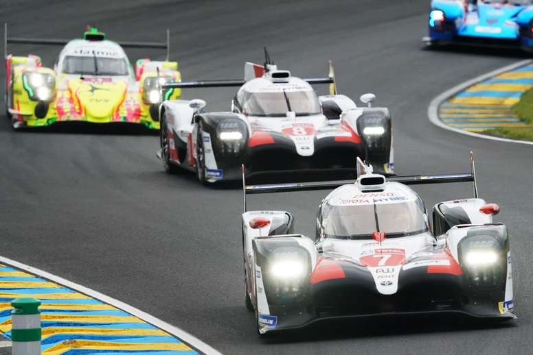 El Toyota Gazoo Racing (número.7) en el Toyota TS050 híbrido del britanico Mike Conway el japonés, Kamui Kobayashi y el argentino Jose Maria Lopez of Argentina fretnte al Toyota Gazoo Racing (número .8) el suizo Sebastien Buemi, el japonés Kazuki Nakajima y el español Fernando Alonso en Le Mans, Francia. EFE/EPA