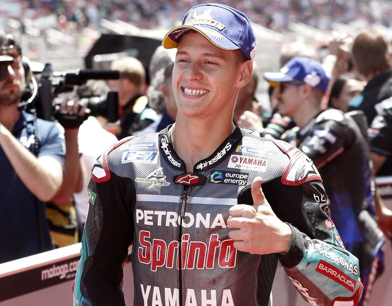 El piloto francés de MotoGP, Fabio Quartararo, del equipo Petronas Yamaha muestra su alegría tras marcar el mejor tiempo en la sesión de entrenamientos oficiales en el Circuito de Barcelona-Cataluña donde mañana domingo se disputa el Gran Premio de Cataluña de Motociclismo. EFE