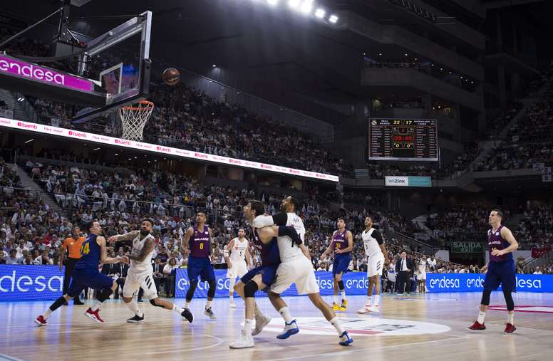 El escolta estadounidense del FC Barcelona Kyle Kuric (i) lucha con el sueco Jeffery Taylor (2i), del Real Madrid, durante el primer partido de la final de la Liga ACB que se jugó en el Palacio de los Deportes, en Madrid. EFE