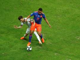Muriel (r) will miss the rest of the Copa America. EFE