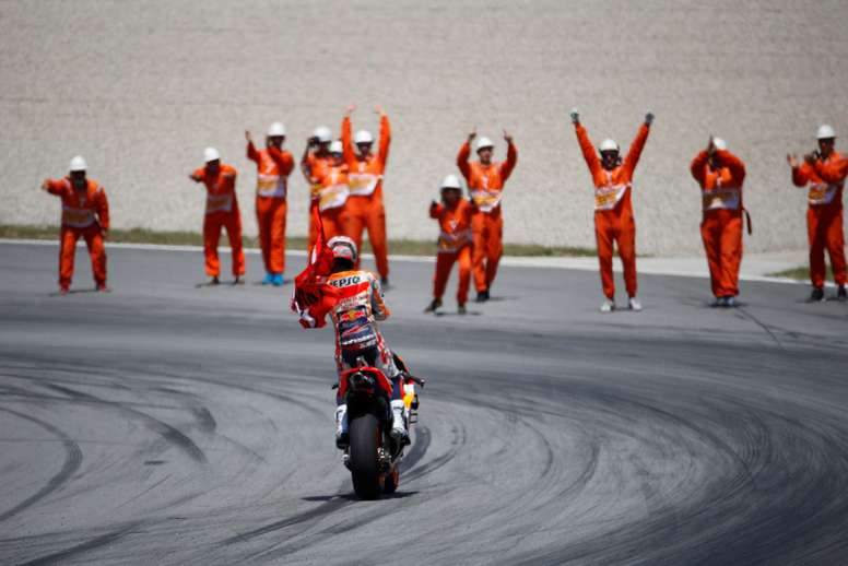 El piloto español de MotoGP, Marc Márquez, del equipo Repsol Honda, saluda al público tras imponerse en la carrera del Gran Premio de Cataluña de Motociclismo que se ha disputado este domingo en el Circuito de Barcelona-Cataluña.EFE