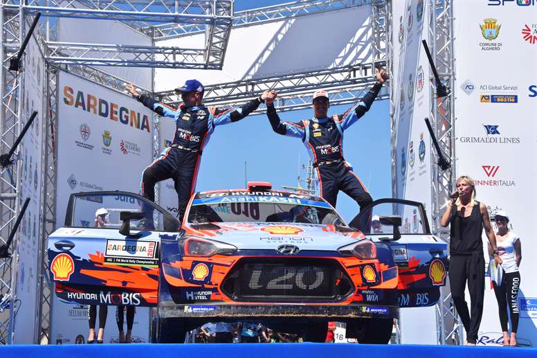 El español Dani Sordo (d) y su copiloto Carlos Del Barrio (I) celebran la victoria en Alghero, Sardegna,Italia. EFE/EPA