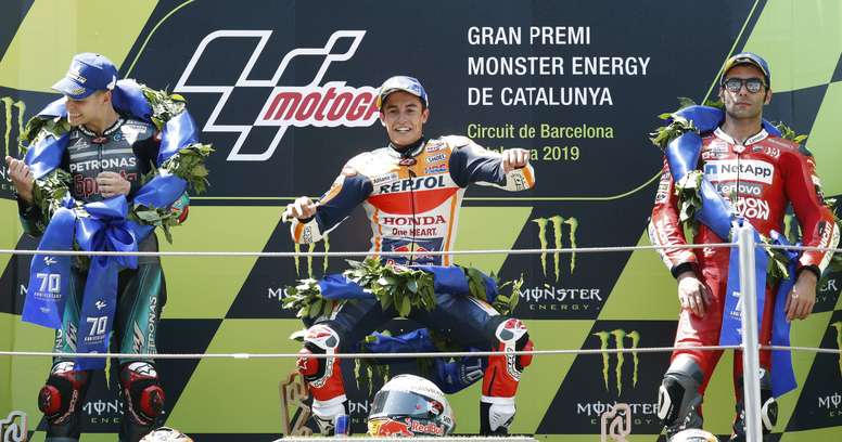 El piloto español de MotoGP ,Marc Márquez, del equipo Repsol Honda, junto al francés, Fabio Quartararo, del Petronas Yamaha, que fue segundo (i) y del italiano Danilo Petrucci de Mission Winnow Ducati, que fue tercero, celebra en el podio su victoria en la carrera del Gran Premio de Cataluña de Motociclismo que se ha disputado este domingo en el Circuito de Barcelona-Cataluña. EFE