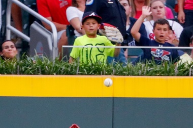 En la imagen, el jardinero central venezolano Ronald Acuña Jr. de los Bravos de Atlanta. EFE/Archivo