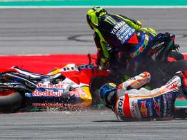 El piloto italiano de MotoGP, Valentino Rossi, del equipo Monster Energy Yamaha (d) y el español , Jorge Lorenzo del Repsol Honda (d) , afectados en una caída múltiple, durante la carrera del Gran Premio de Cataluña de Motociclismo. EFE