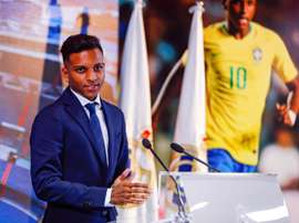 Pai de Rodrygo pendurou as chuteiras pelo filho. EFE